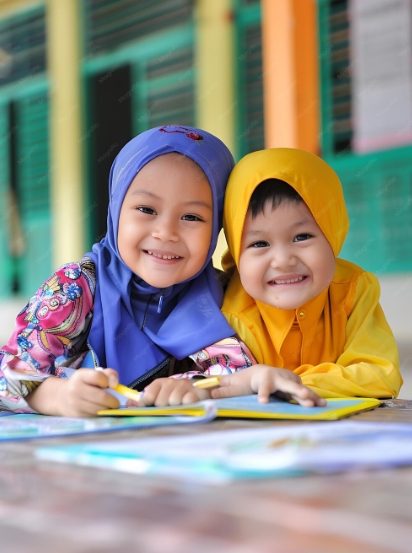 Anak-anak belajar bersama