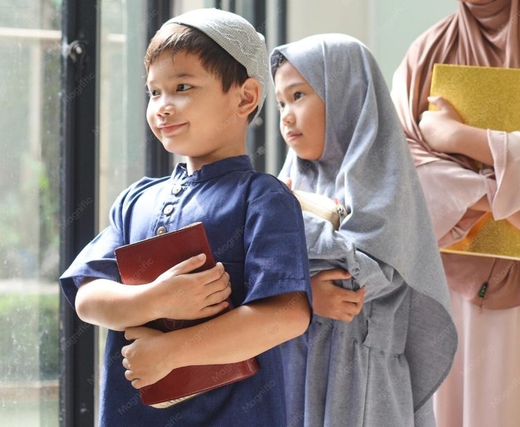 Anak-anak membawa Al-Qur'an
